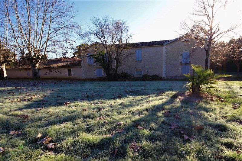 Spacious traditional farmhouse close to Marmand in a lovely rural setting,