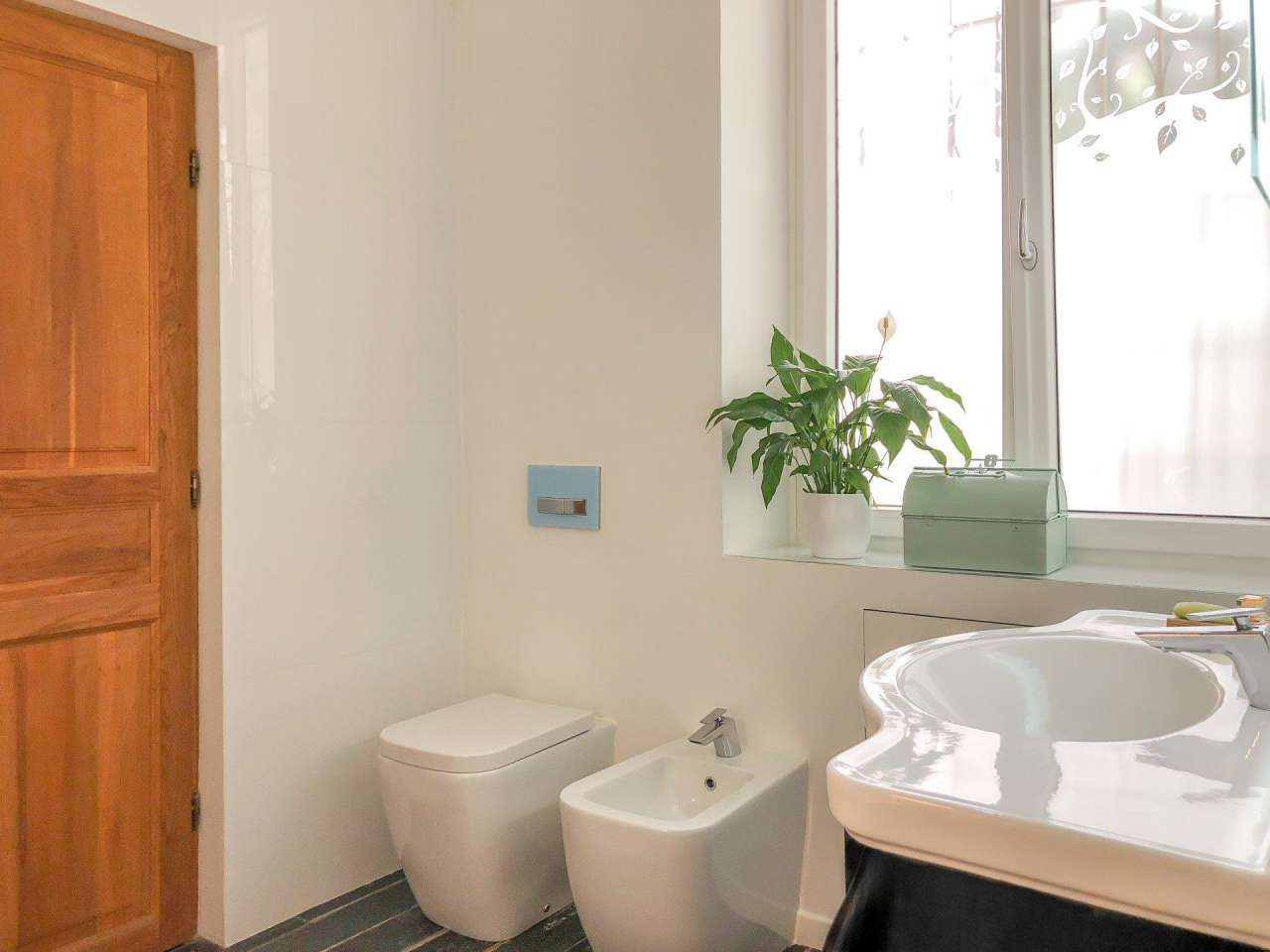 Enjoying breathtaking sea views is this prestigious, renovated 2 bedroom ap