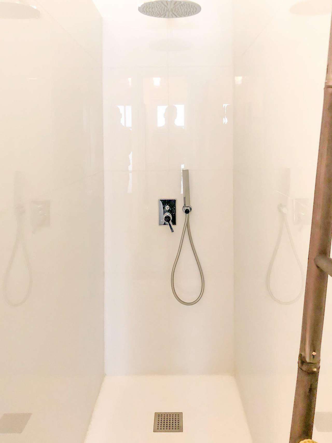 Enjoying breathtaking sea views is this prestigious, renovated 2 bedroom ap