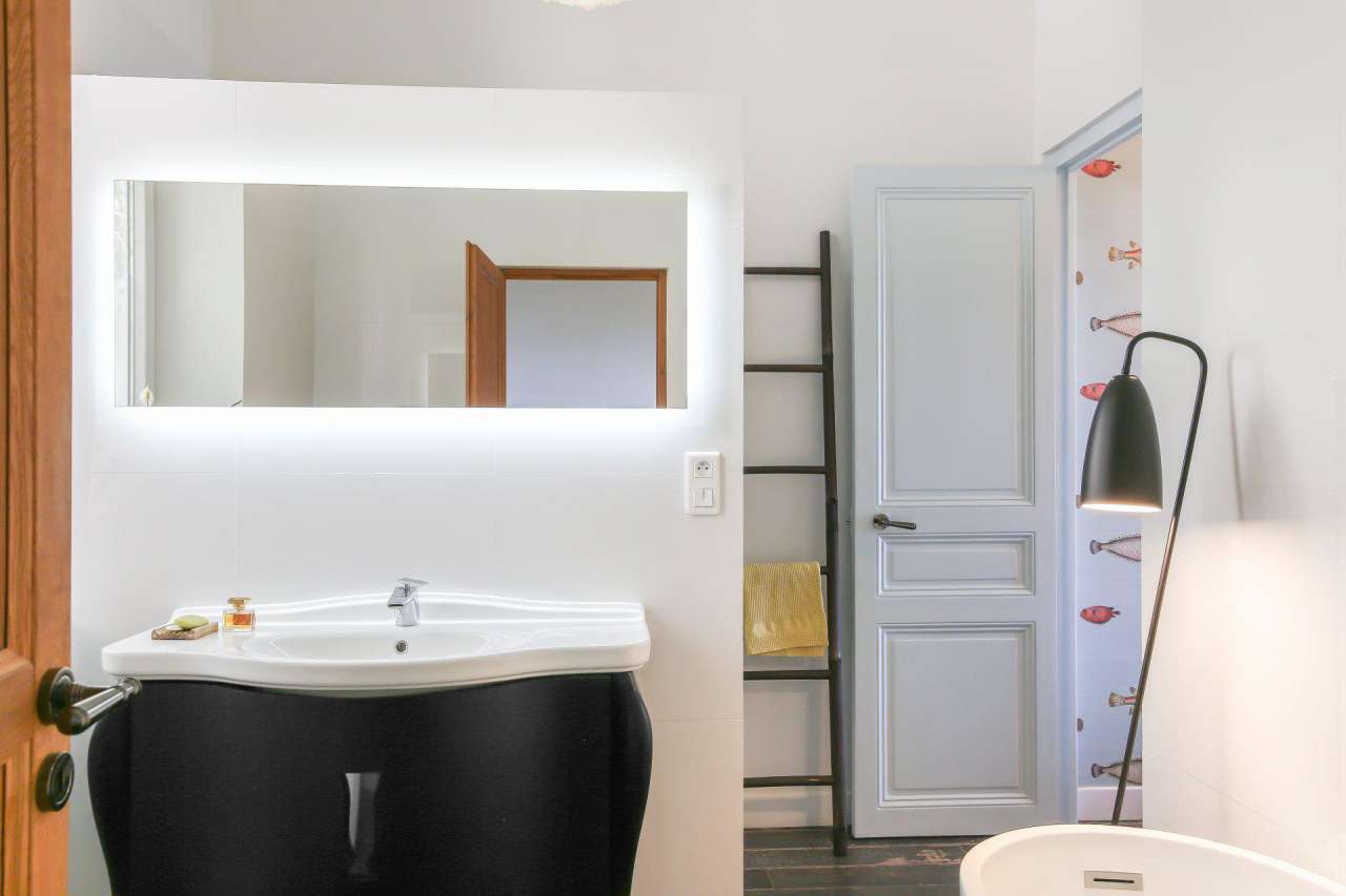 Enjoying breathtaking sea views is this prestigious, renovated 2 bedroom ap