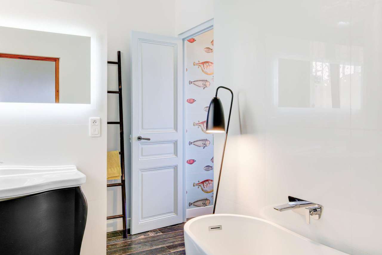 Enjoying breathtaking sea views is this prestigious, renovated 2 bedroom ap