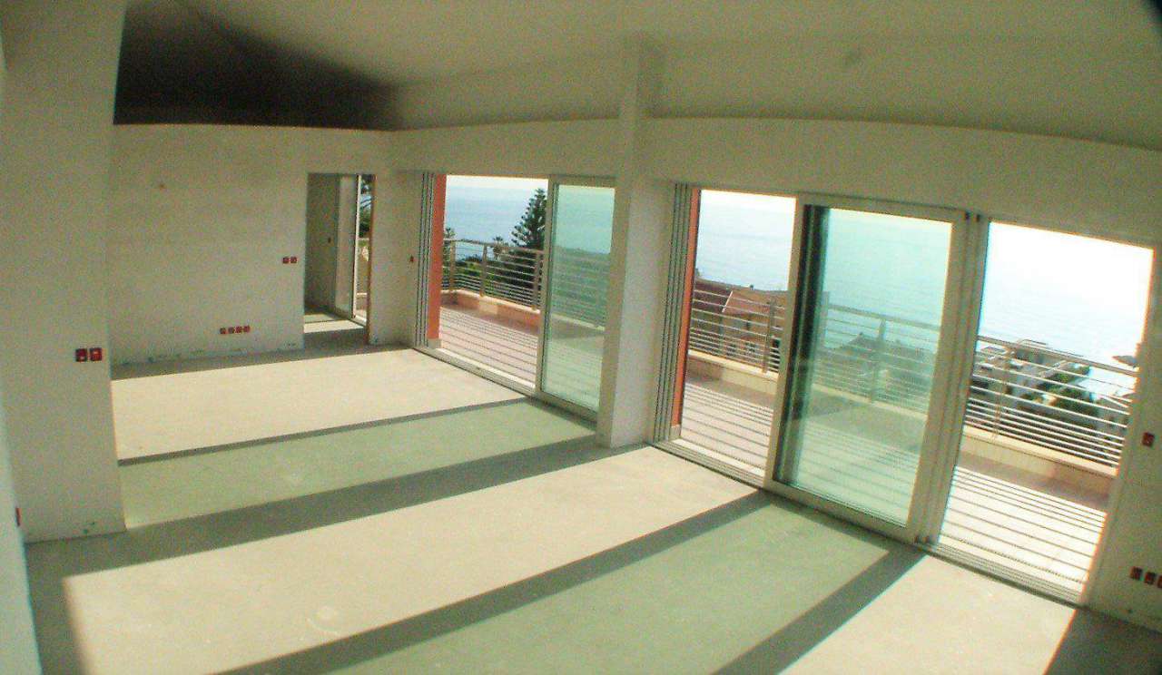 First floor luxury 3 bedroom Penthouse apartment with pool and garden, situ