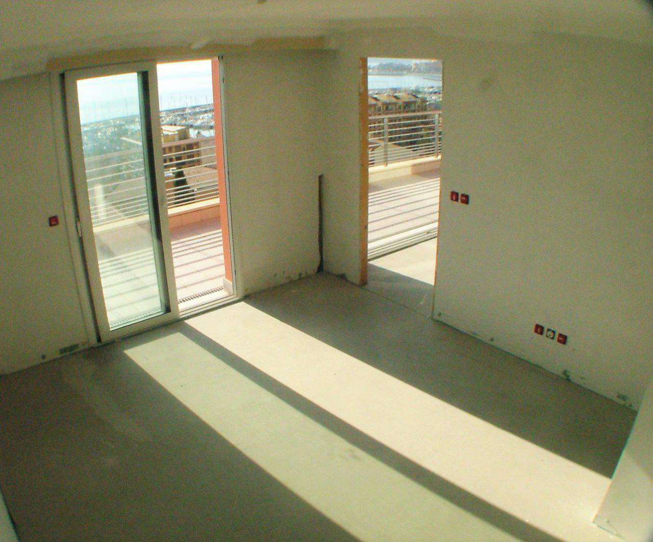 First floor luxury 3 bedroom Penthouse apartment with pool and garden, situ