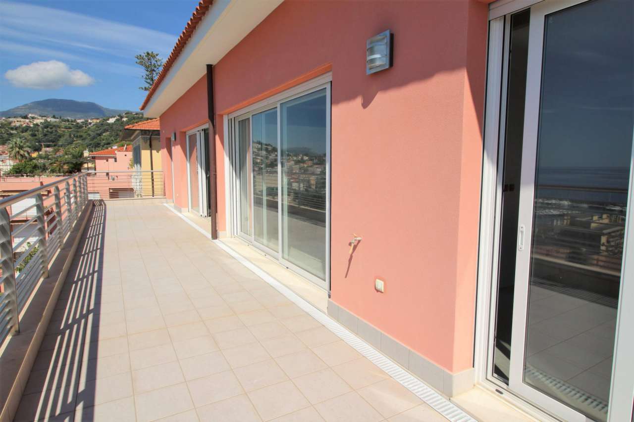 First floor luxury 3 bedroom Penthouse apartment with pool and garden, situ