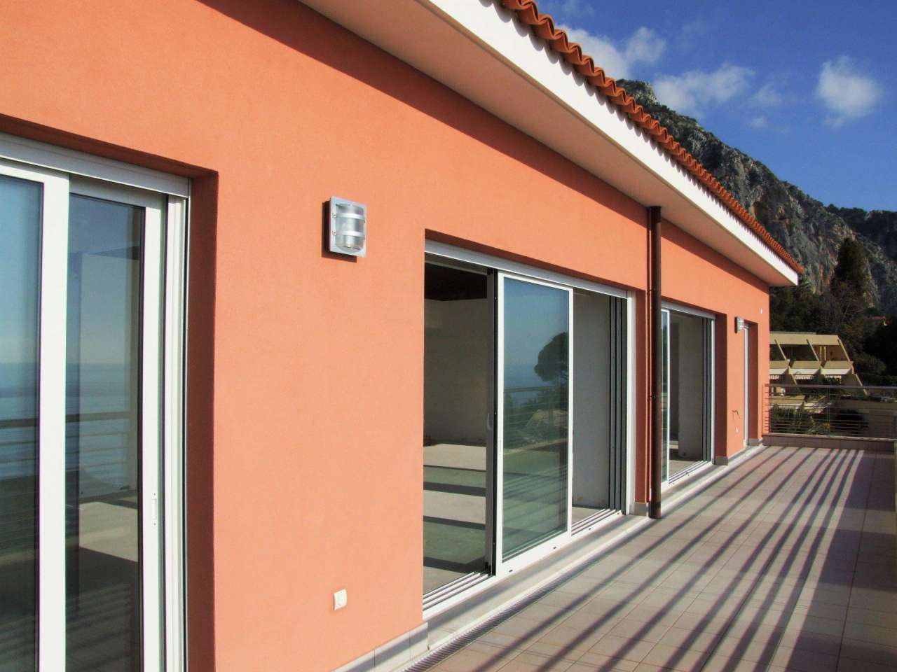 First floor luxury 3 bedroom Penthouse apartment with pool and garden, situ