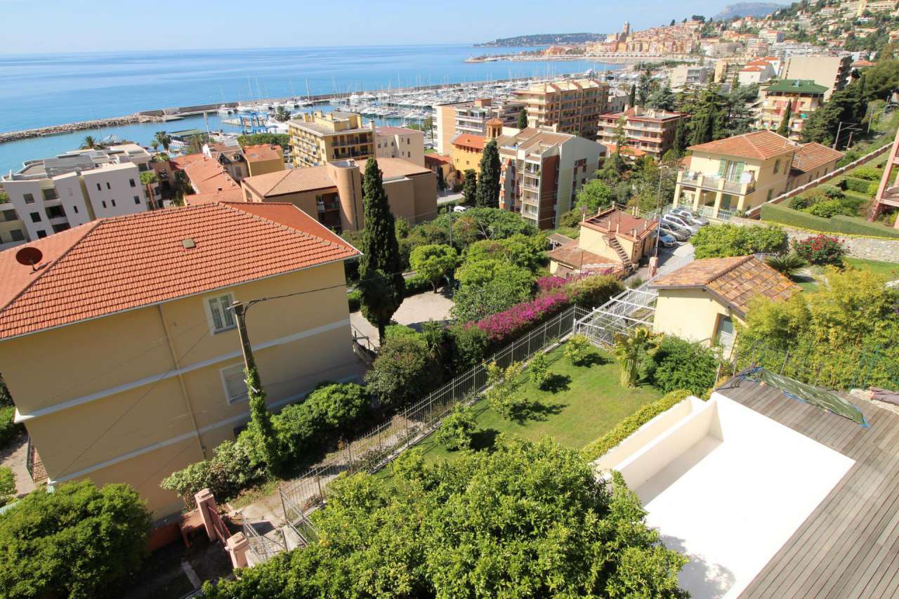 First floor luxury 3 bedroom Penthouse apartment with pool and garden, situ