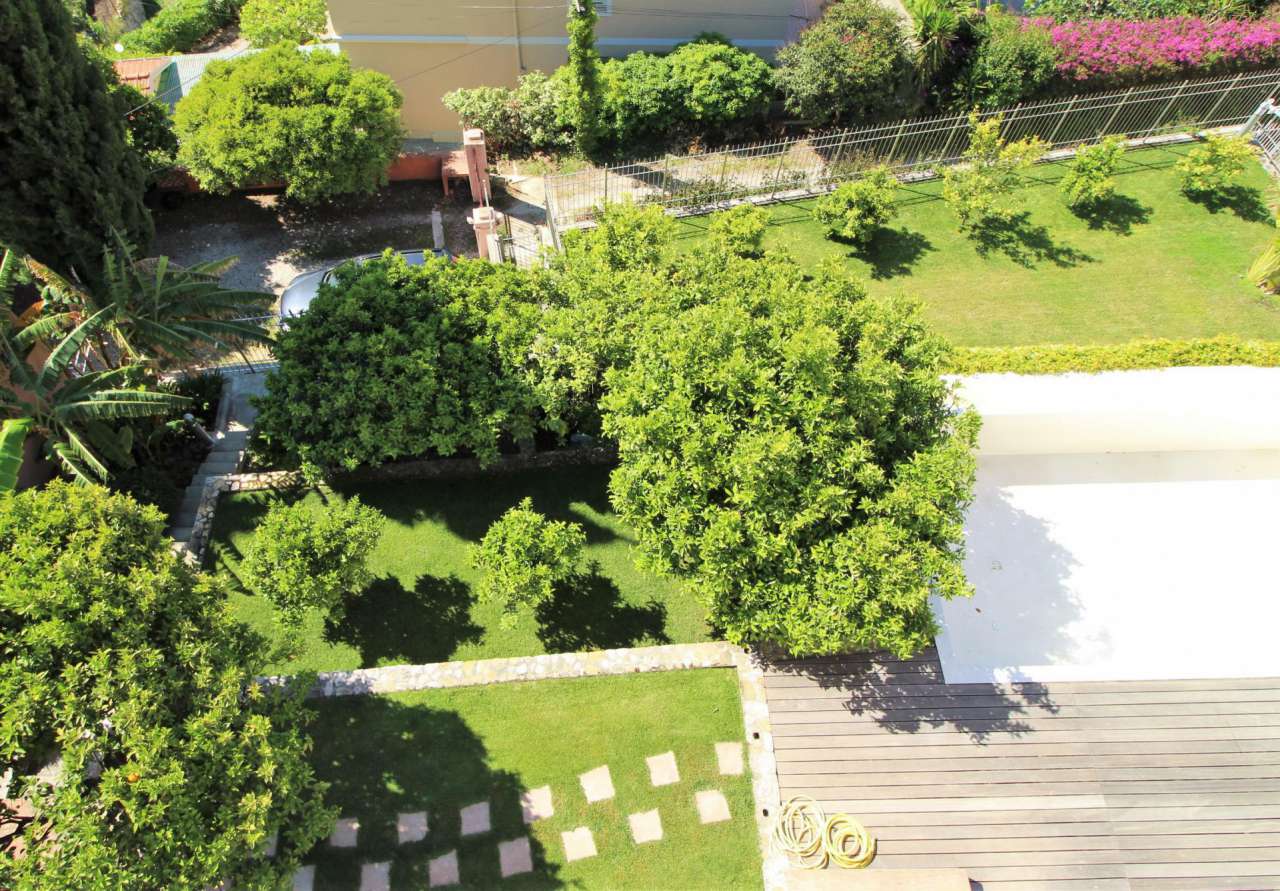 First floor luxury 3 bedroom Penthouse apartment with pool and garden, situ