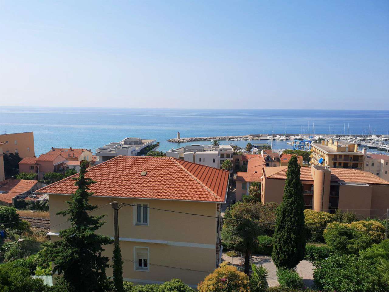 First floor luxury 3 bedroom Penthouse apartment with pool and garden, situ