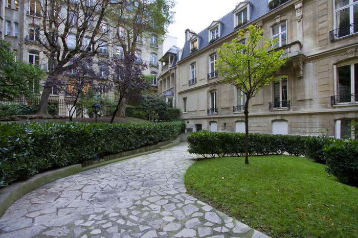 Truly elegant 3 bedroom apartment situated between l'Etoile and the Avenue