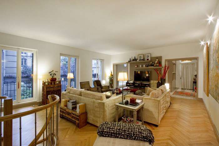 Truly elegant 3 bedroom apartment situated between l'Etoile and the Avenue