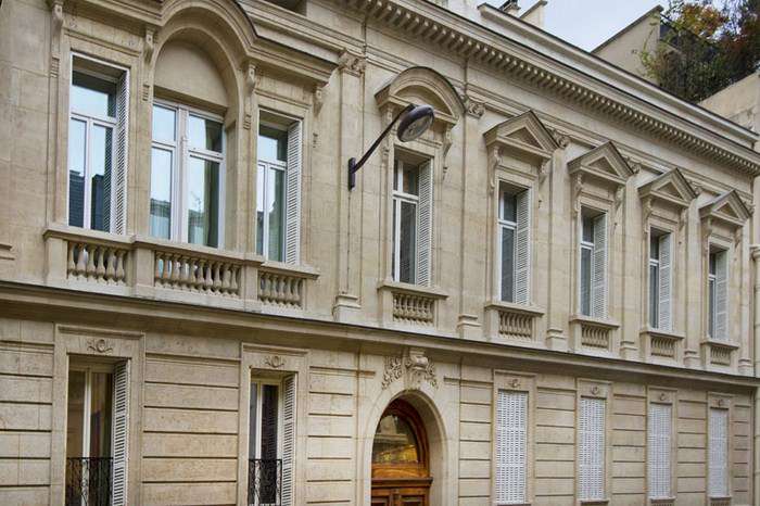 Truly elegant 3 bedroom apartment situated between l'Etoile and the Avenue