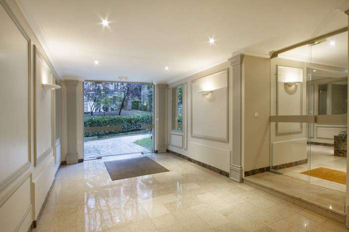 Truly elegant 3 bedroom apartment situated between l'Etoile and the Avenue