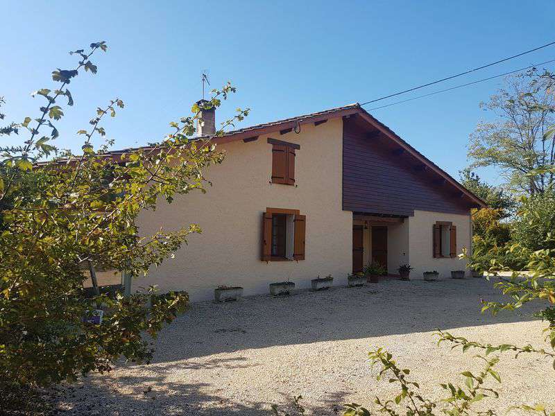 Set in over 3 acres of land is this charming 6 bedroom house with pool, enj