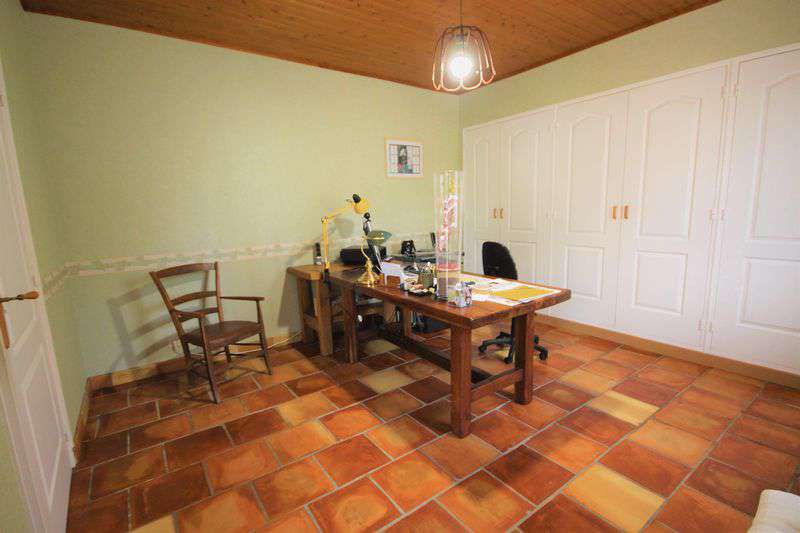 Set in over 3 acres of land is this charming 6 bedroom house with pool, enj