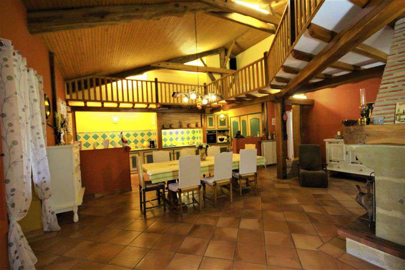 Set in over 3 acres of land is this charming 6 bedroom house with pool, enj