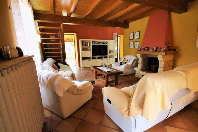 Set in over 3 acres of land is this charming 6 bedroom house with pool, enj