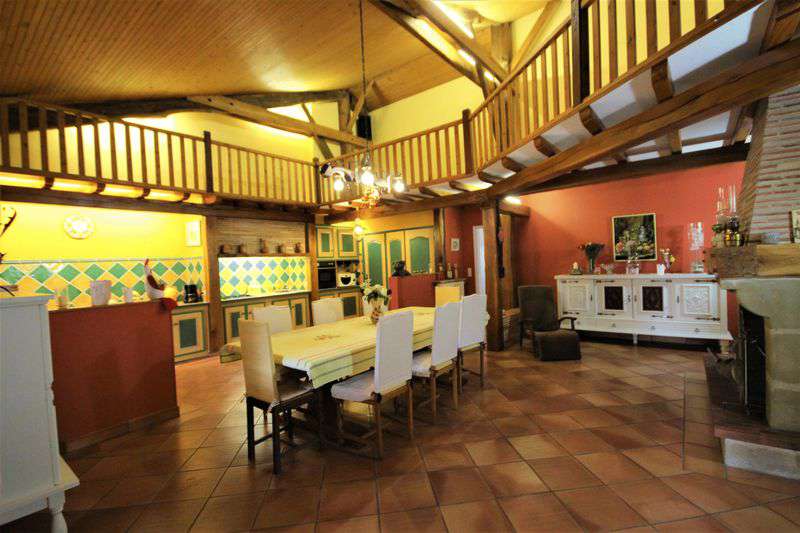Set in over 3 acres of land is this charming 6 bedroom house with pool, enj