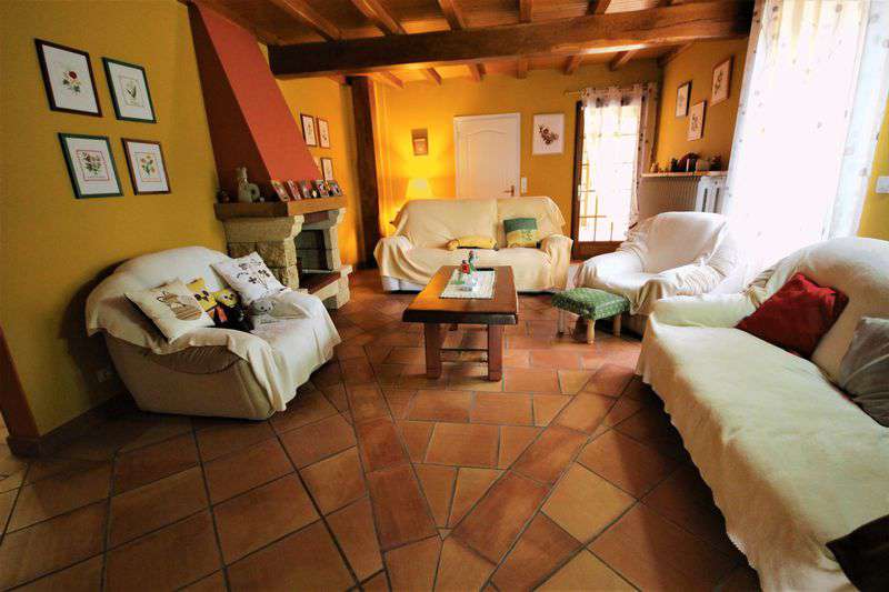 Set in over 3 acres of land is this charming 6 bedroom house with pool, enj