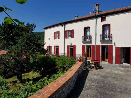 Grand and spacious stone built home, with a total well presented living are