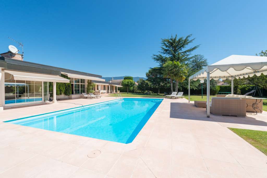 Set in over an acre of beautiful landscaped gardens is this splendid 7 bedr