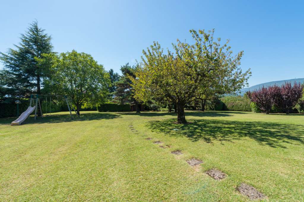 Set in over an acre of beautiful landscaped gardens is this splendid 7 bedr