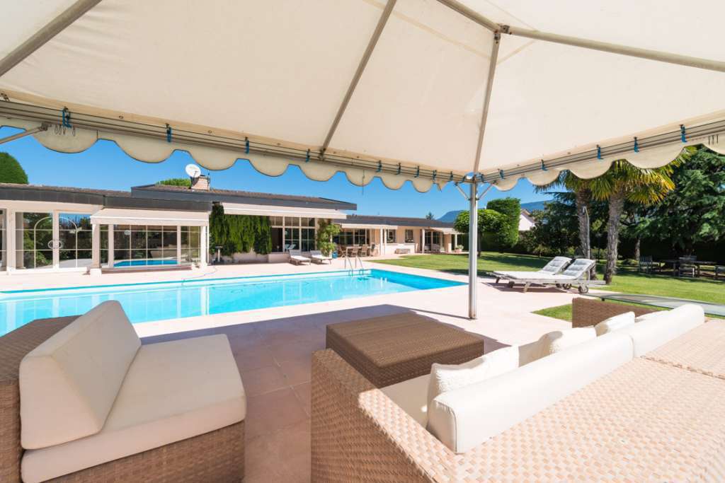 Set in over an acre of beautiful landscaped gardens is this splendid 7 bedr