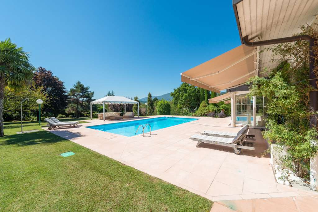 Set in over an acre of beautiful landscaped gardens is this splendid 7 bedr