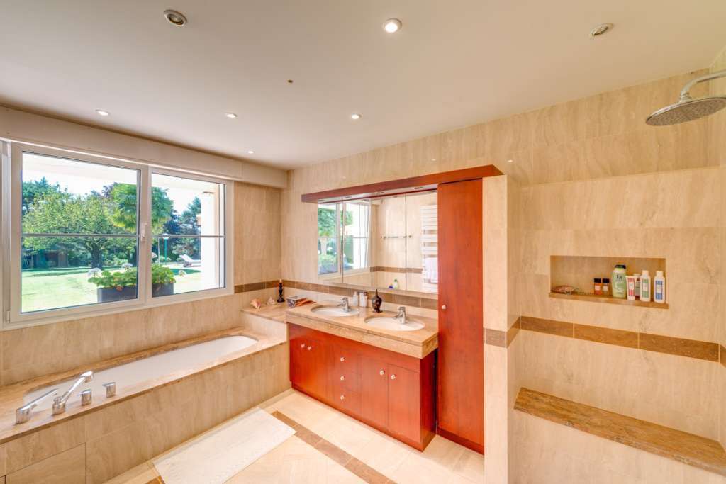 Set in over an acre of beautiful landscaped gardens is this splendid 7 bedr