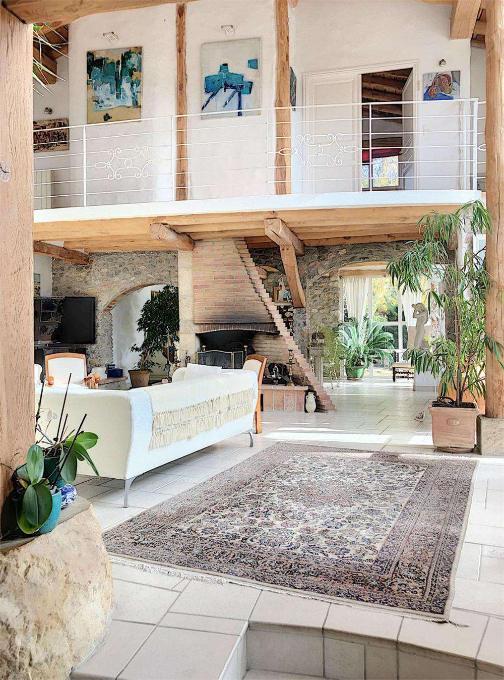 A spacious and stylish villa in a good location within walking distance fro