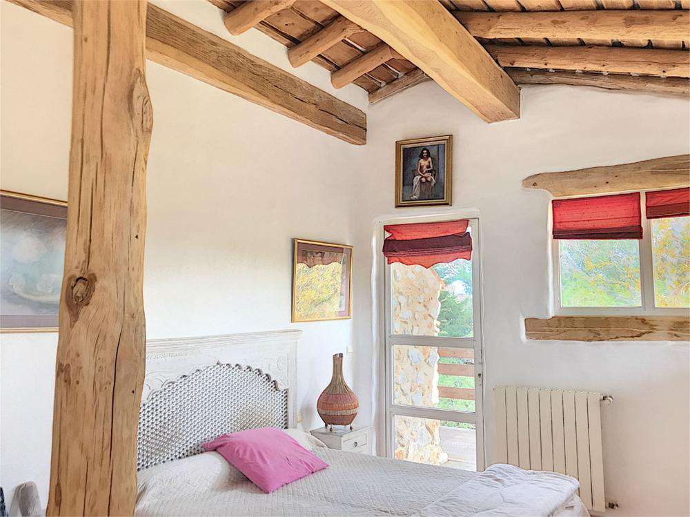 A spacious and stylish villa in a good location within walking distance fro