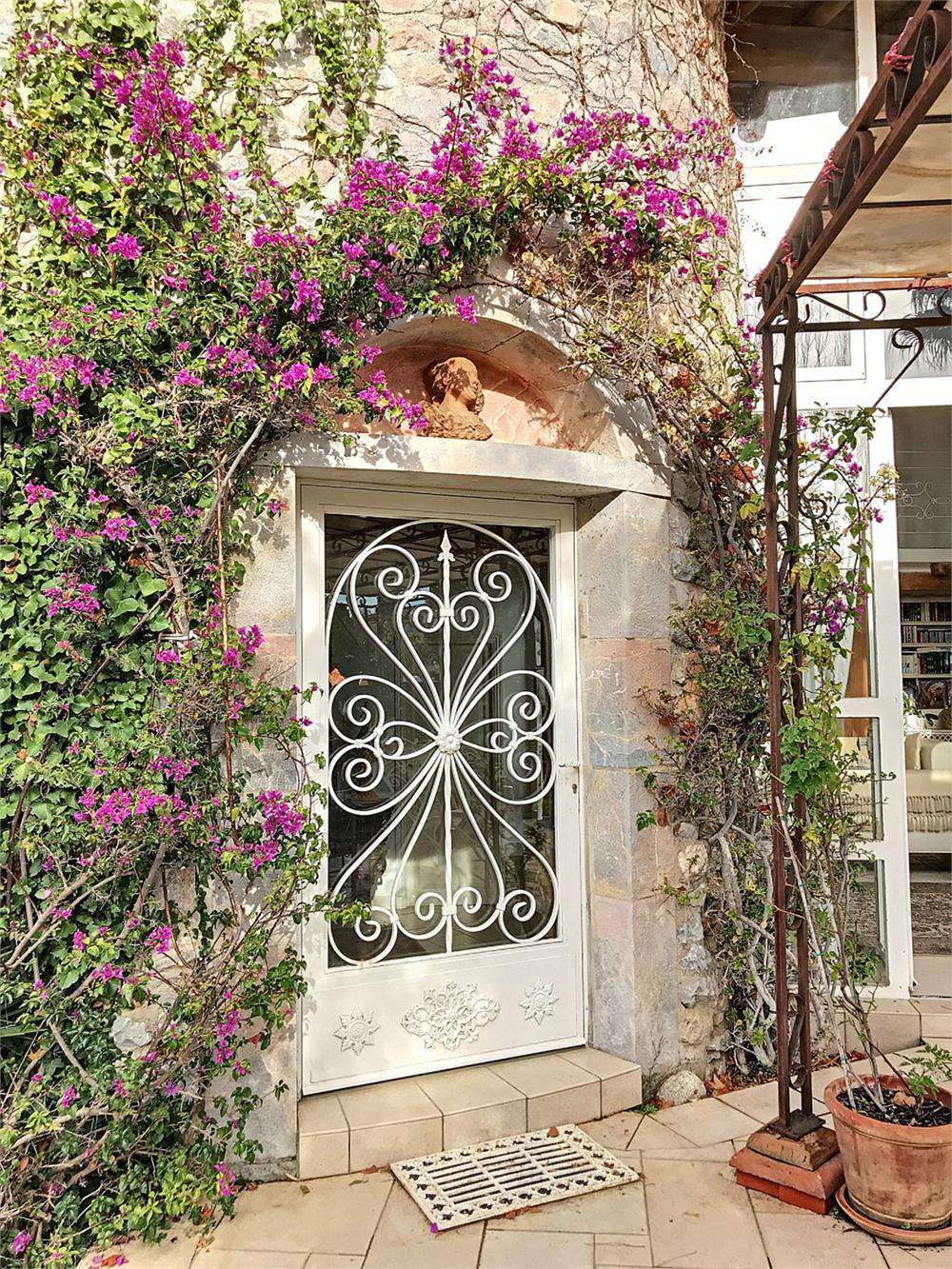 A spacious and stylish villa in a good location within walking distance fro