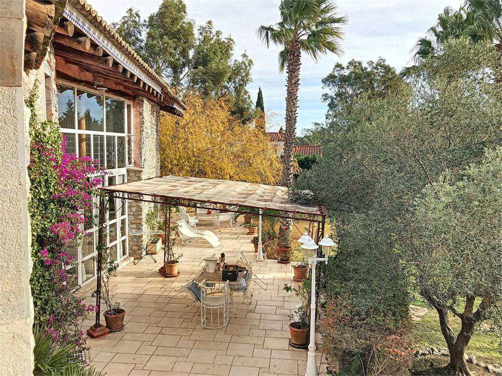 A spacious and stylish villa in a good location within walking distance fro