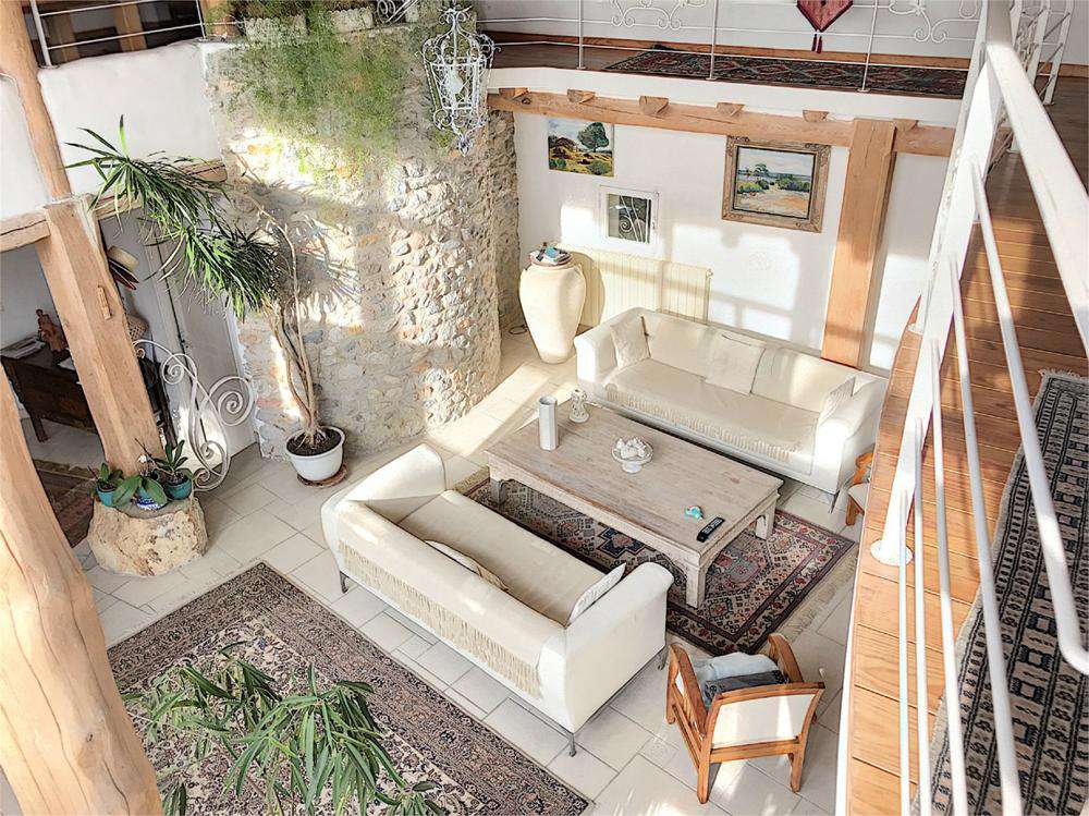A spacious and stylish villa in a good location within walking distance fro