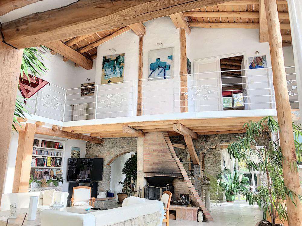 A spacious and stylish villa in a good location within walking distance fro