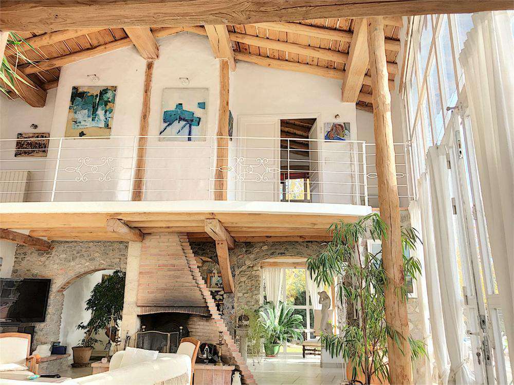 A spacious and stylish villa in a good location within walking distance fro