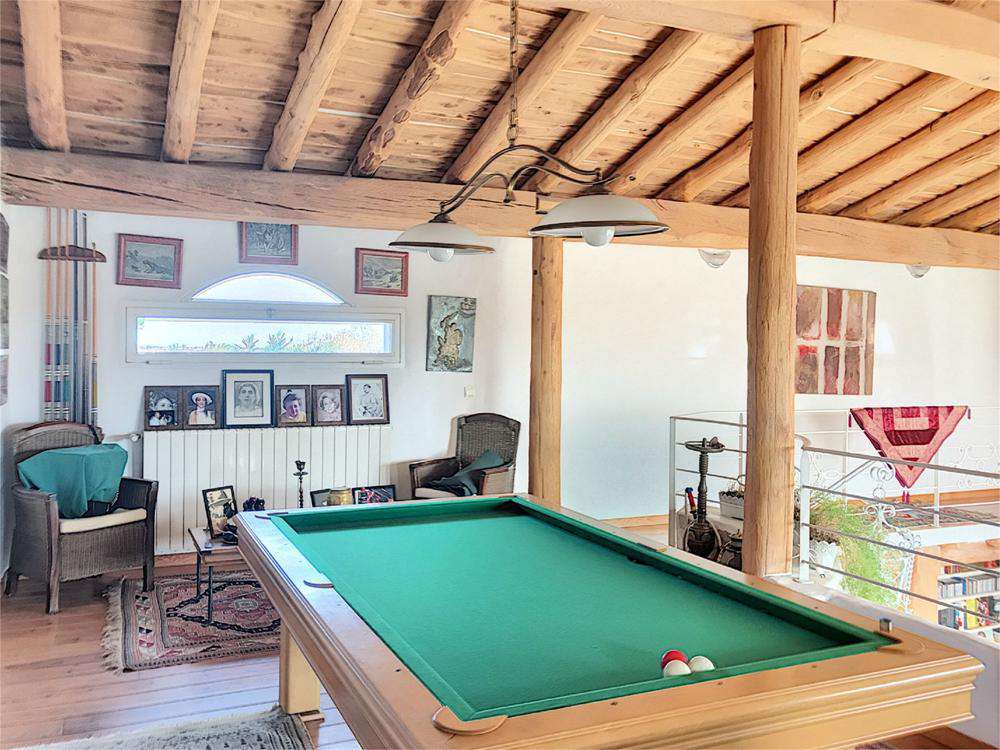 A spacious and stylish villa in a good location within walking distance fro