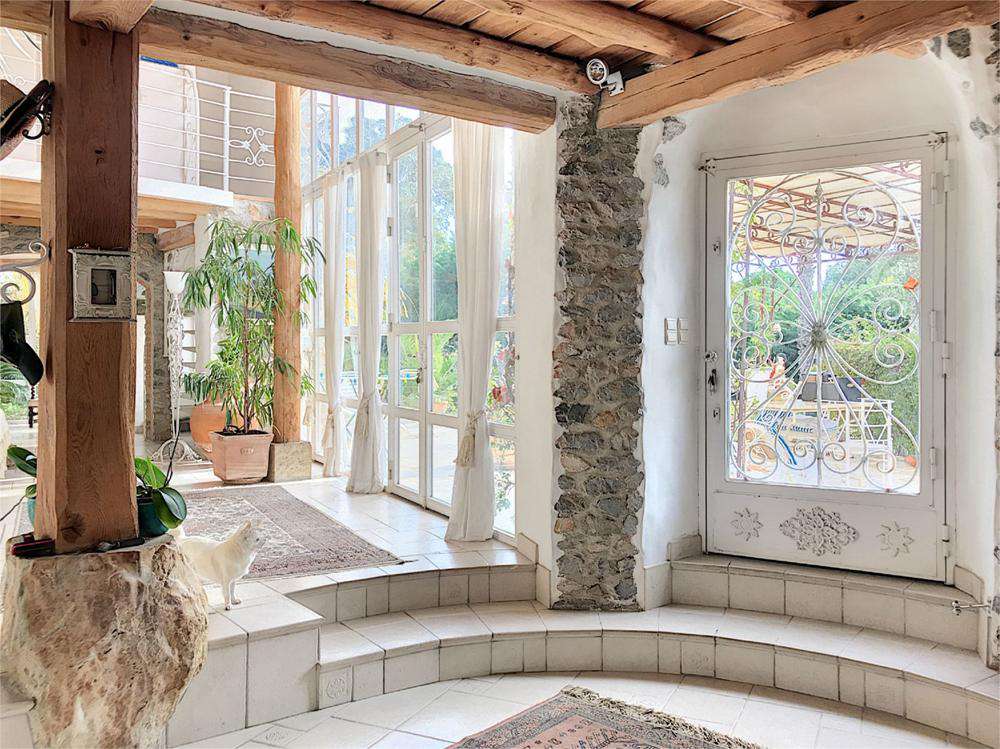 A spacious and stylish villa in a good location within walking distance fro