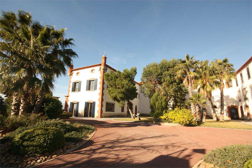 Superb wine estate with 40 hectares of productive vines and 2,000m2 of resi