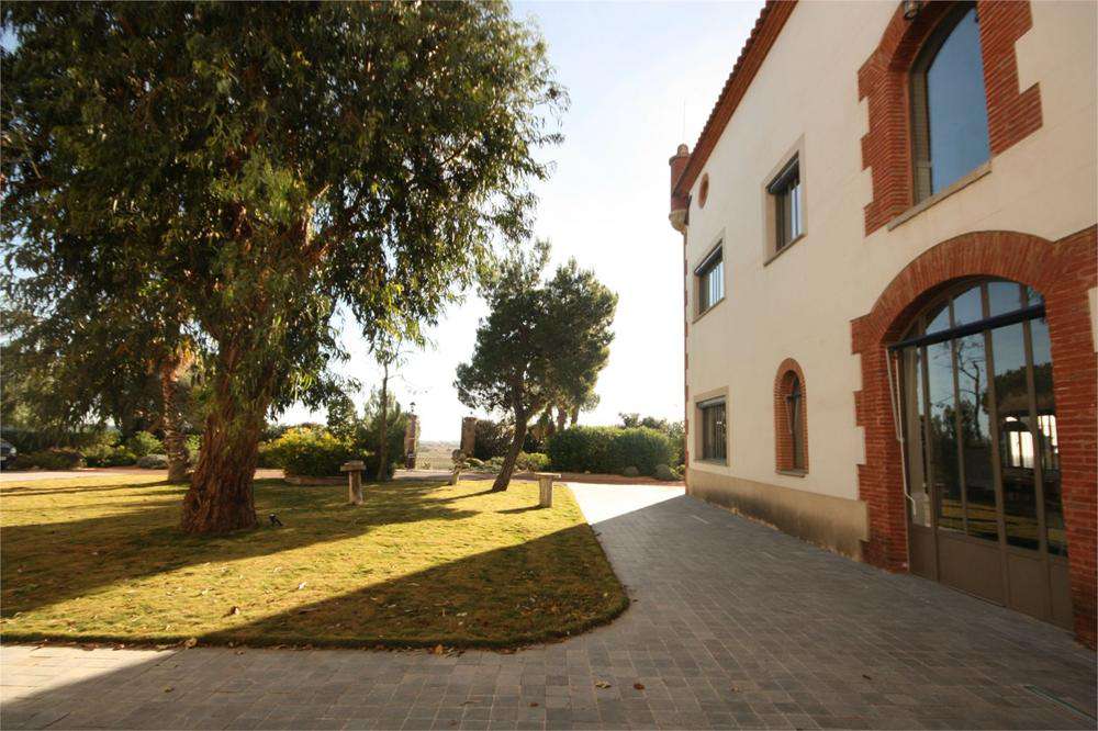 Superb wine estate with 40 hectares of productive vines and 2,000m2 of resi