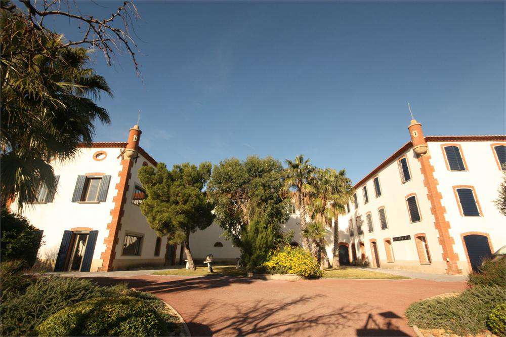 Superb wine estate with 40 hectares of productive vines and 2,000m2 of resi