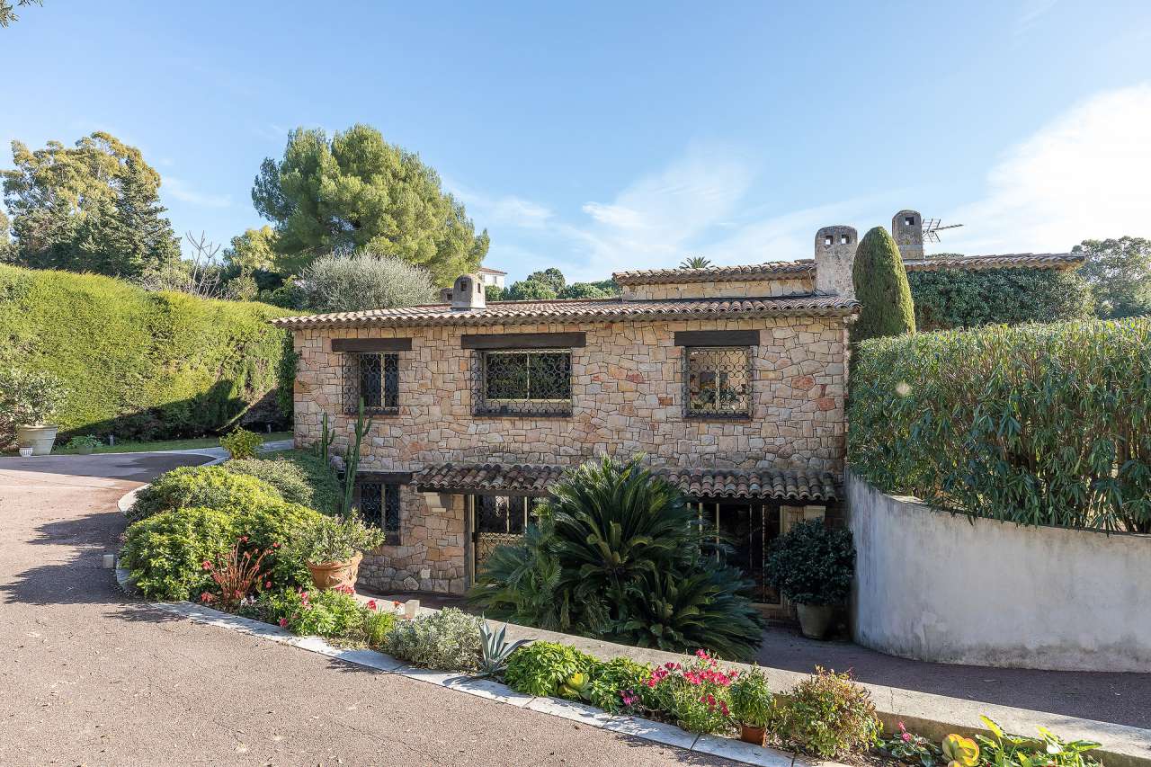 Beautiful 5 bedroom Provencal style villa with a total spacious living area