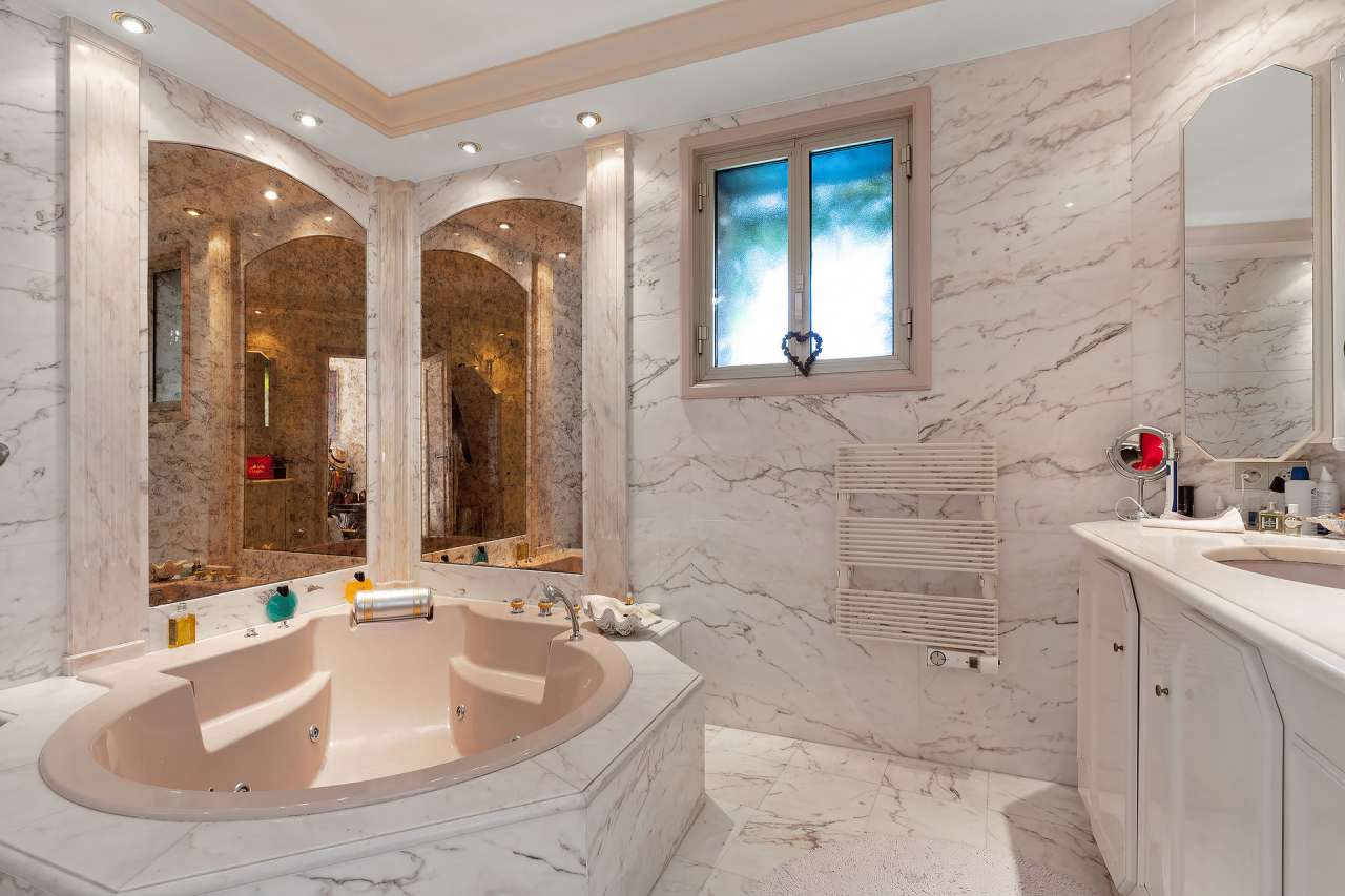 Beautiful 5 bedroom Provencal style villa with a total spacious living area