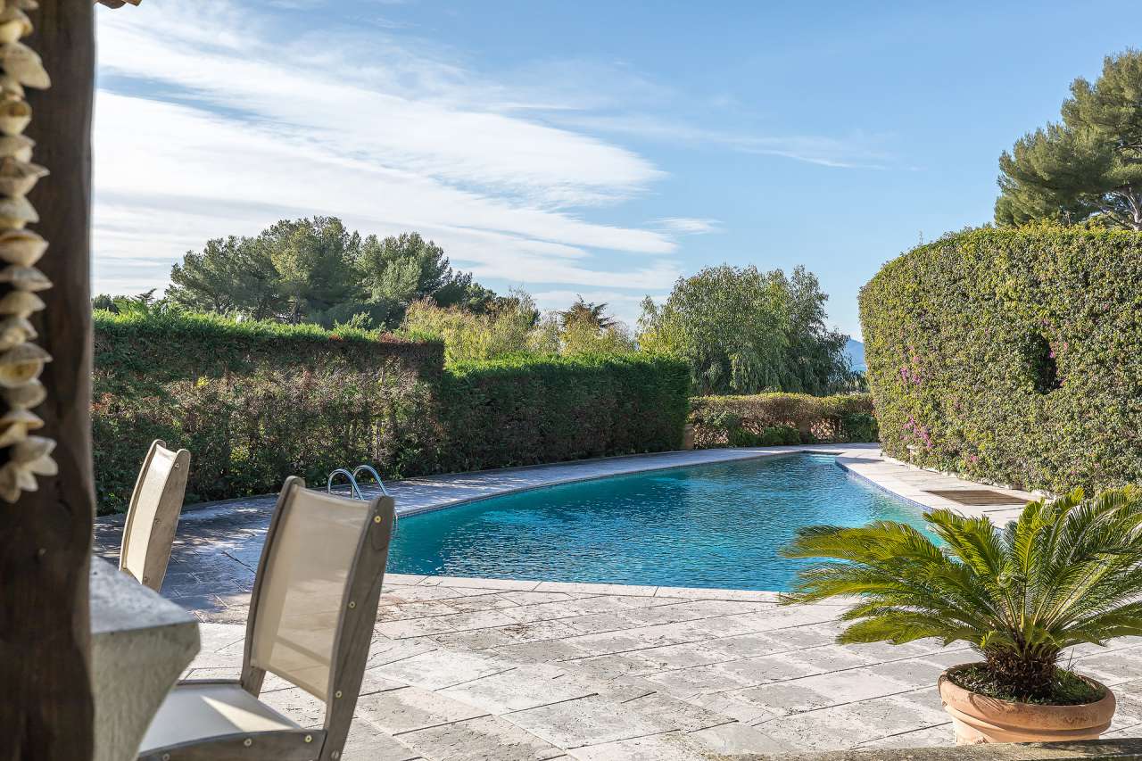 Beautiful 5 bedroom Provencal style villa with a total spacious living area