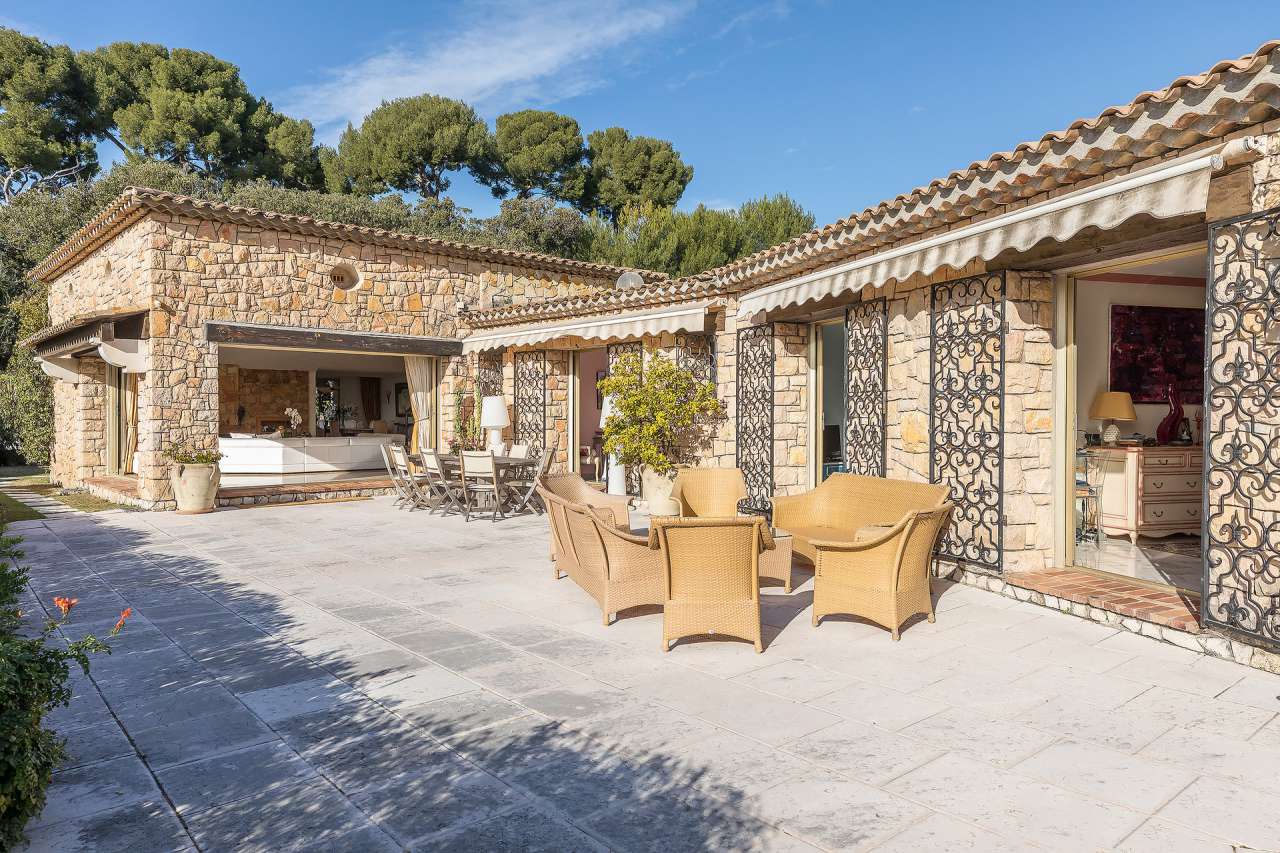 Beautiful 5 bedroom Provencal style villa with a total spacious living area