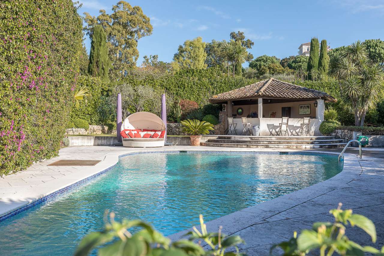 Beautiful 5 bedroom Provencal style villa with a total spacious living area