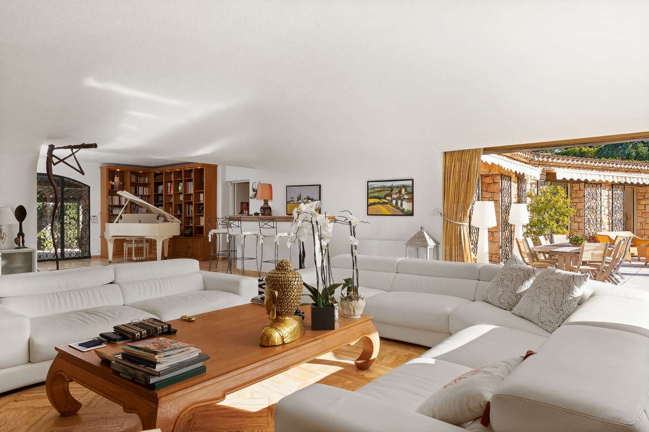 Beautiful 5 bedroom Provencal style villa with a total spacious living area