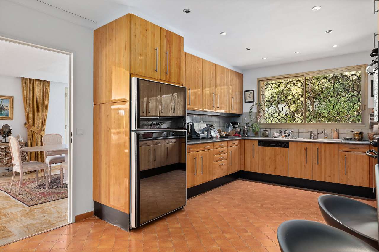 Beautiful 5 bedroom Provencal style villa with a total spacious living area