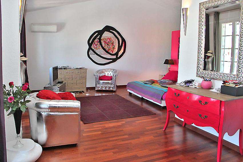 A beautifully renovated 3 storey, double-sized fisherman's house enjoying w