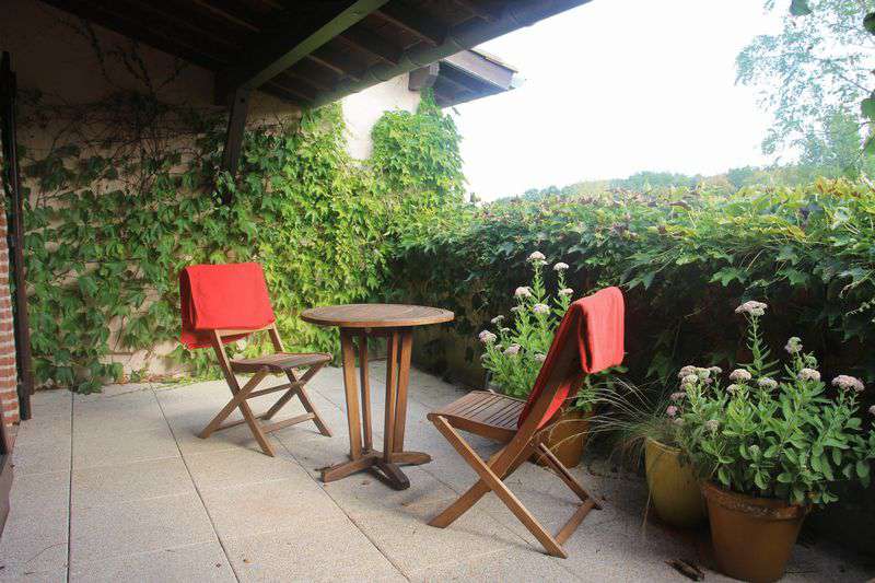 A spacious and beautifully presented country home, with a total living area