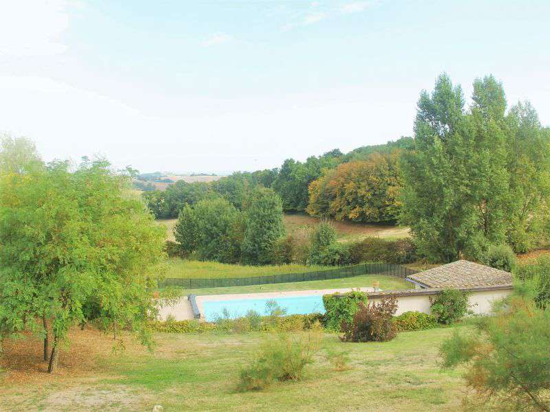 A spacious and beautifully presented country home, with a total living area